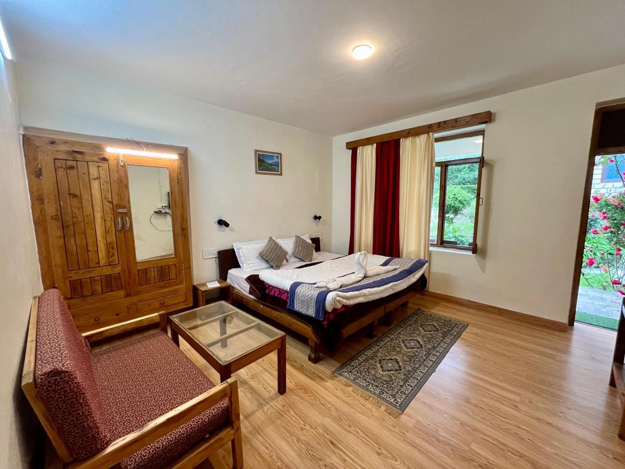 Tourist Hotel 10 Minutes Walking Distance From The Mall Manāli Εξωτερικό φωτογραφία